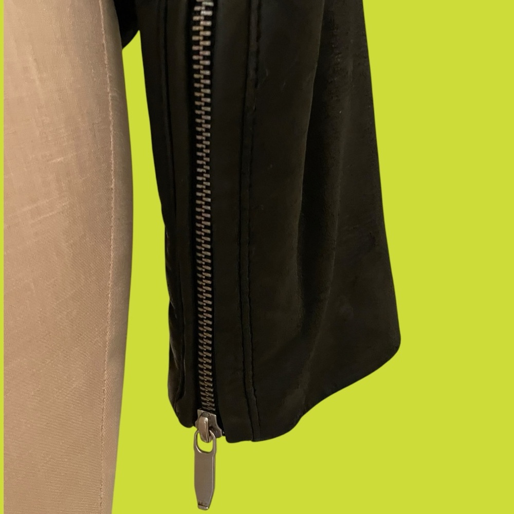 100% Lambs Skin Black Leather Jacket | BKE
Sz S/P Like New | THEYSKEN’S THEORY - Picture 9 of 13